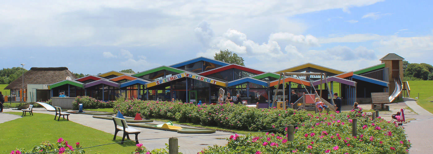 Buntes Spielhaus in Bensersiel als familienfreundliches Ausflugsziel an der Nordsee