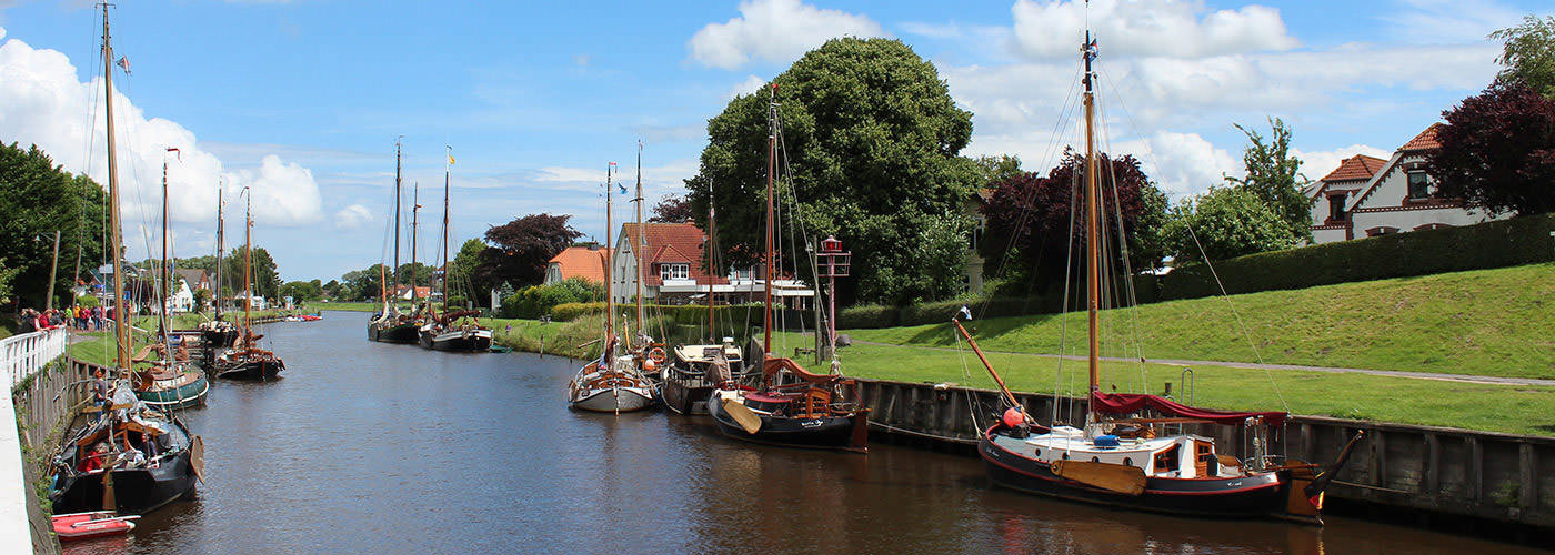 Traditionelle Segelboote im Hafen von Harlesiel nahe dem Nordseestrand