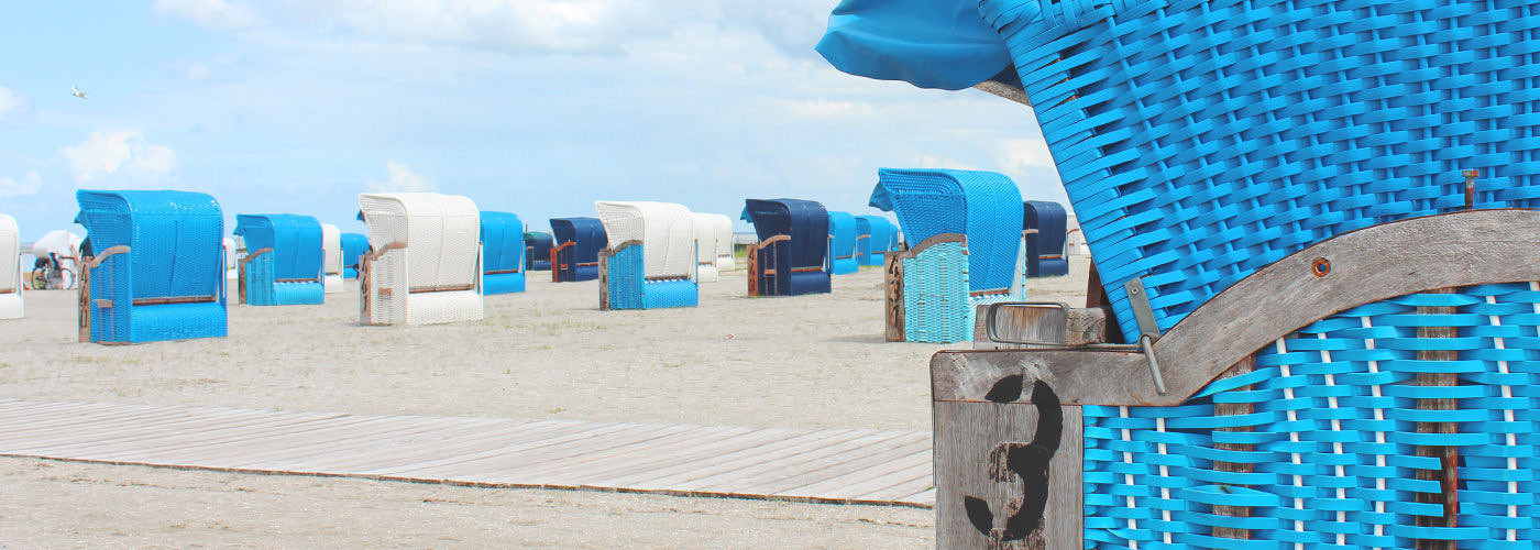 Blau-weiße Strandkörbe am Nordseestrand von Harlesiel nahe den Ferienwohnungen in Carolinensiel