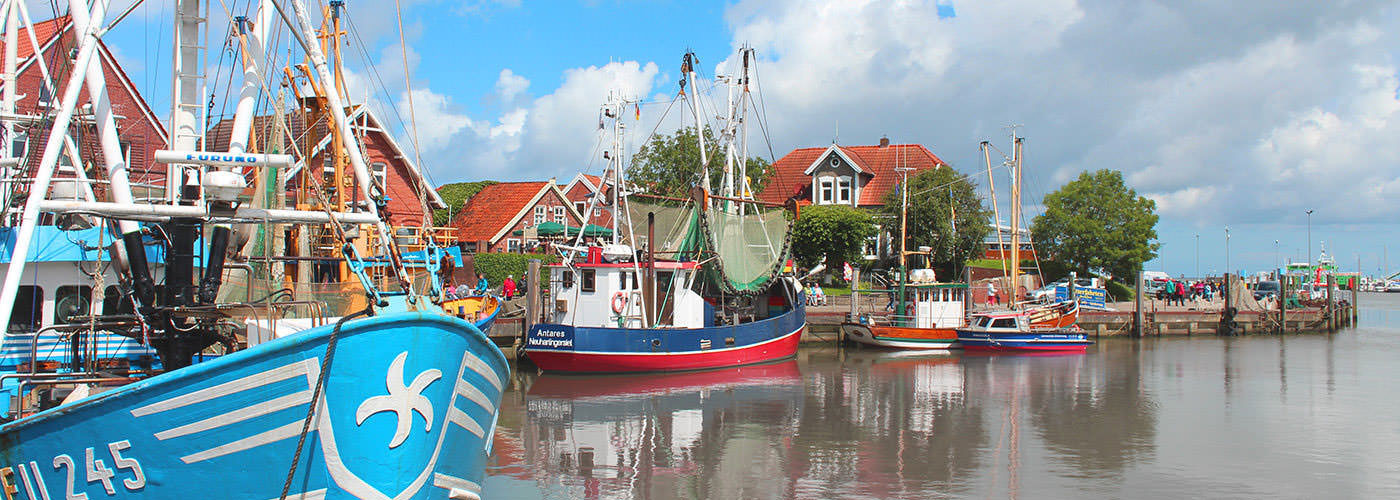 Fischkutter im Hafen von Neuharlingersiel als Ausflugsziel an der ostfriesischen Nordseeküste