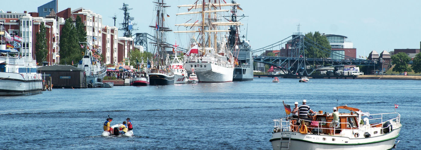Ausflugsschiff und Großsegler im Hafen von Wilhelmshaven an der Nordsee
