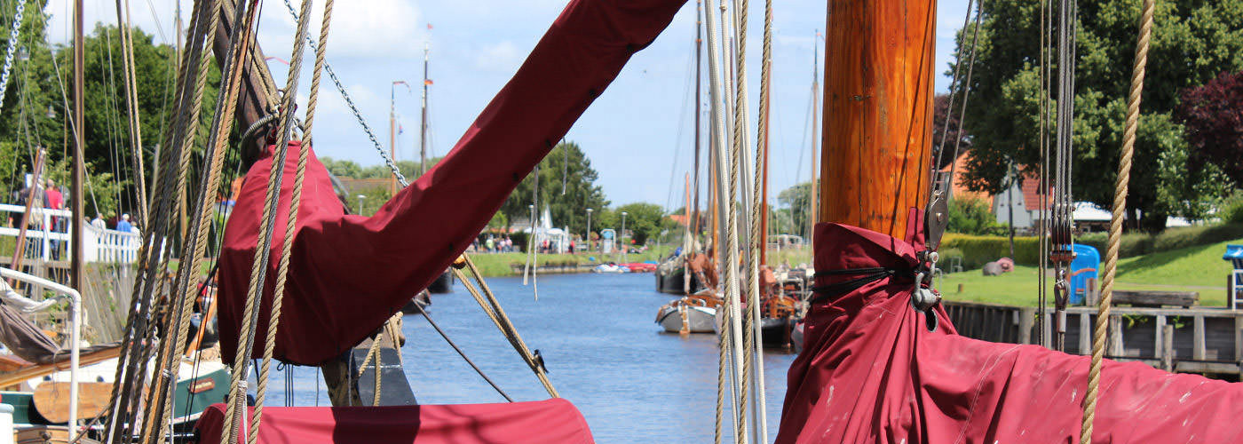 Takelage historischer Segelschiffe im Museumshafen von Carolinensiel an der Nordsee