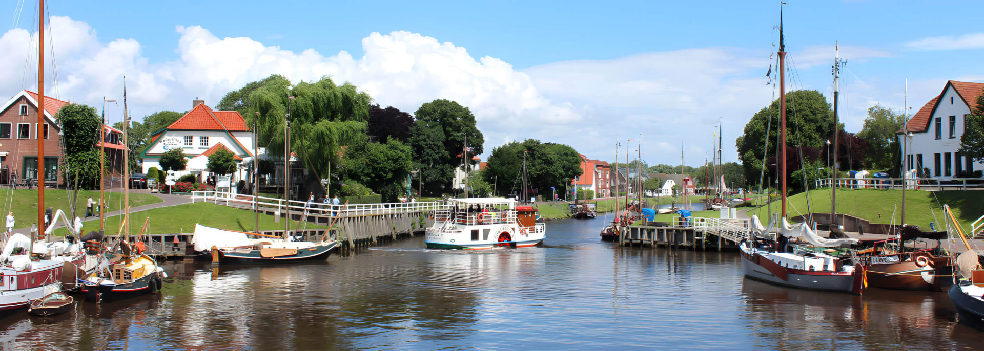 Historische Segelschiffe und Ausflugsschiff im Museumshafen von Carolinensiel an der Nordsee