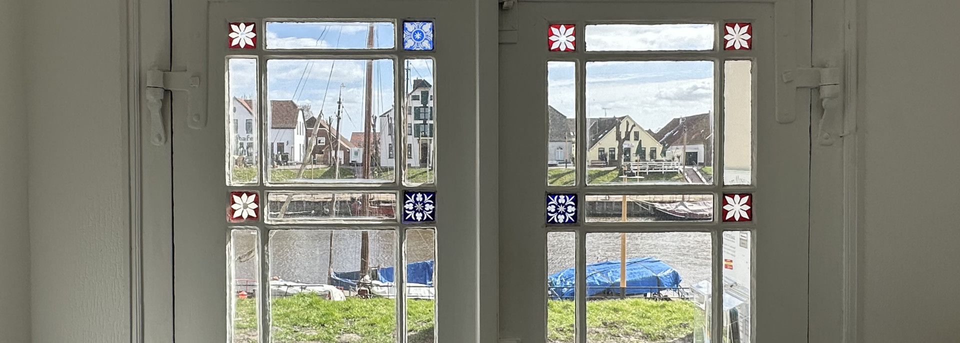 Blick durch die Haustür auf den Museumshafen von Carolinensiel